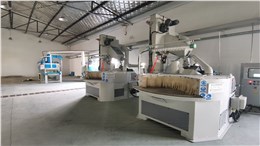 精密电子行业使用我司节能无气喷砂机现场作业情况